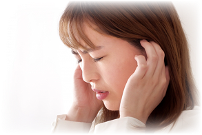 耳を抑える様子